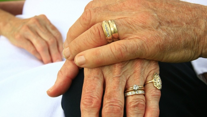 La estremecedora foto de abuelitos tomados de la mano en el hospital: Él tiene cáncer