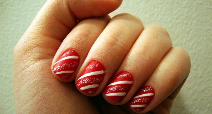 A este peligro te expones si usas demasiado esmalte de uñas: Debilidad y quebrazón