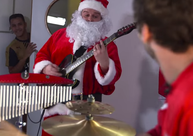 Alexis incluido: Jugadores del Arsenal se lucen con interpretación de rockero villancico