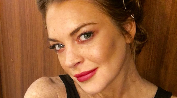 Viento le jugó una mala pasada a Lindsay Lohan: Dejó al desnudo sus pechos