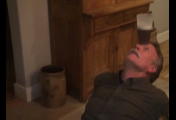 Padrastro 'gringo' se volvió viral tras beber su cerveza con truco de yoga