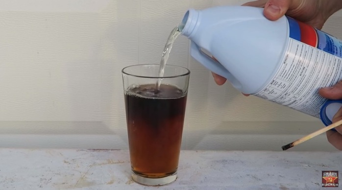 ¿Qué pasa si mezclas Coca Cola con cloro?: Acá la increíble reacción