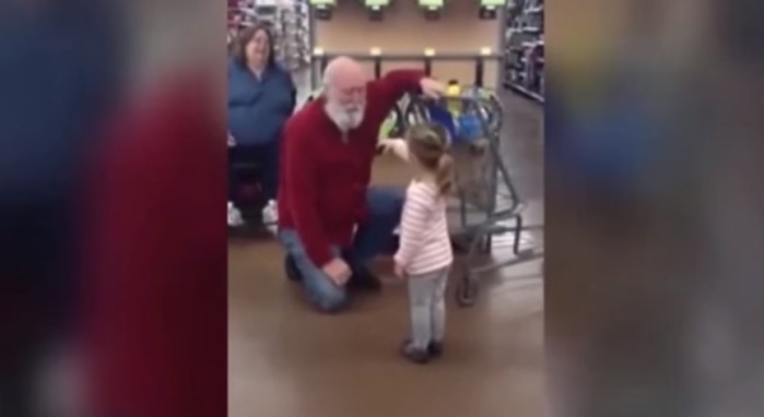 Niña confundió a barbudo comprador con el Viejito Pascuero: Esto hizo él