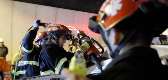 Mujer muere tras choque de furgón contra vehículo detenido en autopista Vespucio Sur