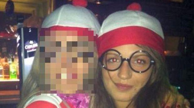 Mujer buscada por la policía sube foto a redes sociales disfrazada de 'Wally'