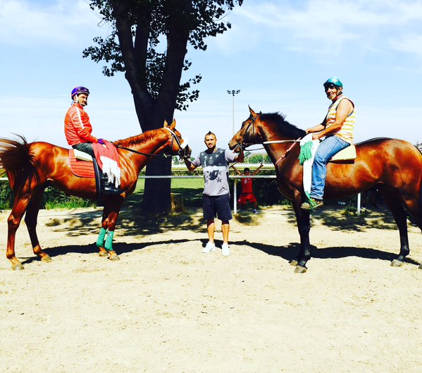 Arturo Vidal se muestra con sus grandes esperanzas: dos nuevos caballos