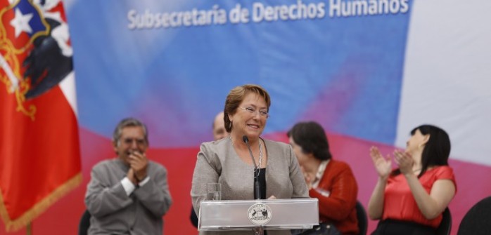 Chascarro deja en evidencia desorden en La Moneda: Bachelet leyó discurso equivocado