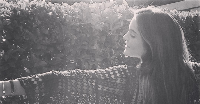 Joven actriz Constanza Piccoli posa semi-desnuda para revista Viernes