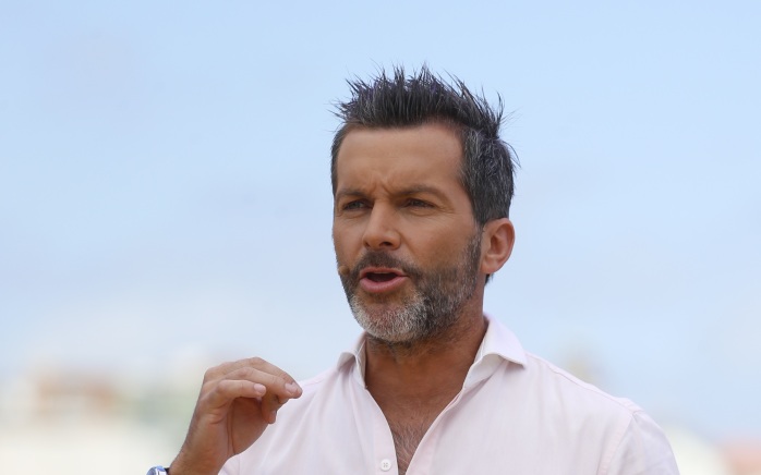 Foto de Cristian Sánchez decorando galletas de Navidad junto a Gracia enterneció Instagram