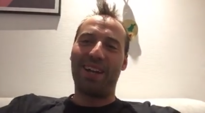 La foto de un papá bañándose en la tina con su hija que enfureció a cibernautas