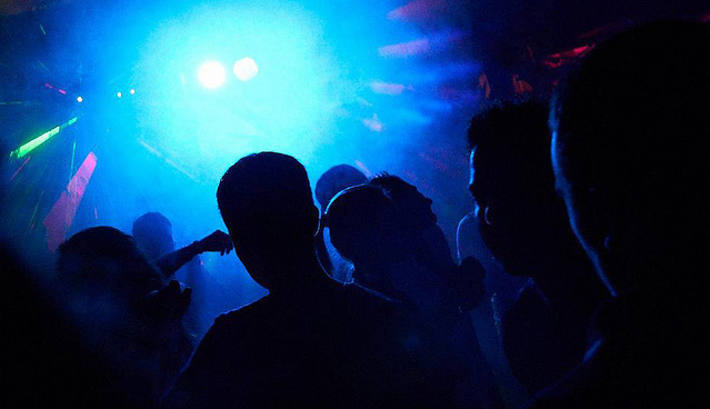 Local nocturno genera polémica por sugerente broma a mujeres 