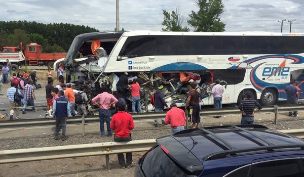 Al menos un muerto y 22 heridos deja colisión de bus y camión en cercanías de Chillán