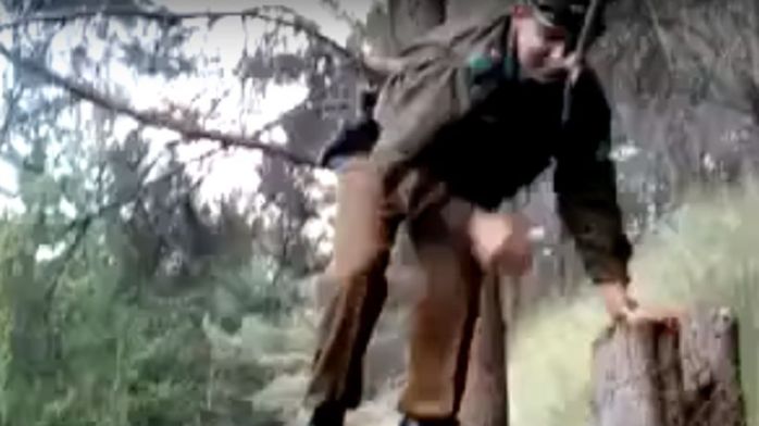 La hilarante caída de un carabinero que quería saltar una cerca: Es viral