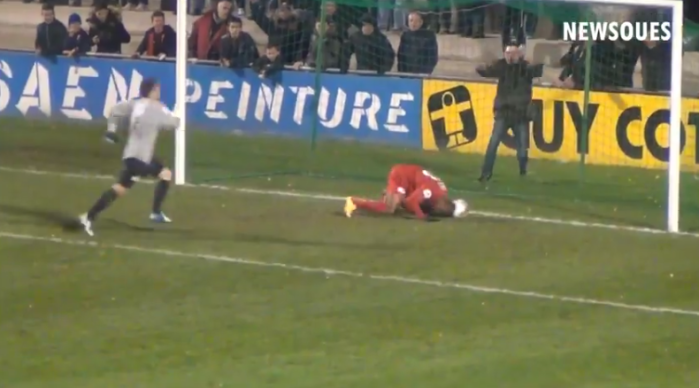 El humillante gol que por poco le cuesta una paliza a futbolista marfileño