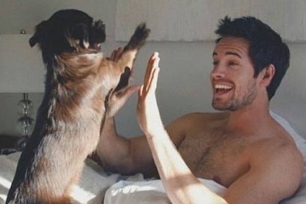 Estudio de universidad norteamericana afirma que las mujeres prefieren hombres con perros