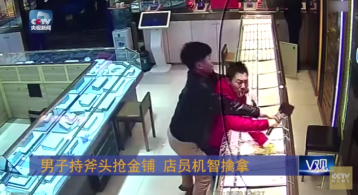 Impresionante: Valiente trabajador se enfrentó a ladrón armado con un hacha