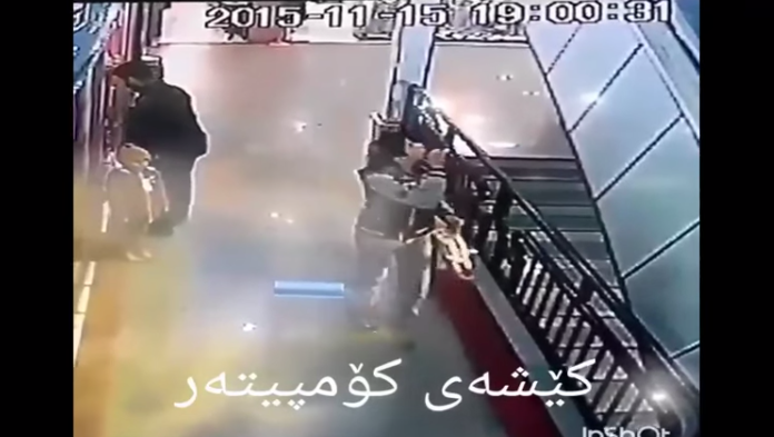 Hombre salvó de milagro a niño que caía a gran velocidad en centro comercial