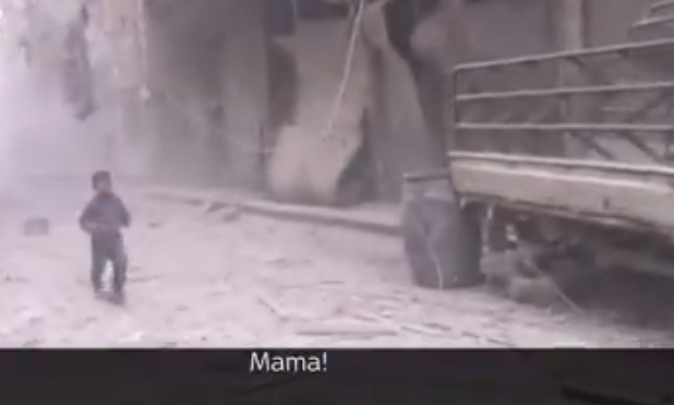 Niño sirio que busca a su madre entre los escombros conmueve la red