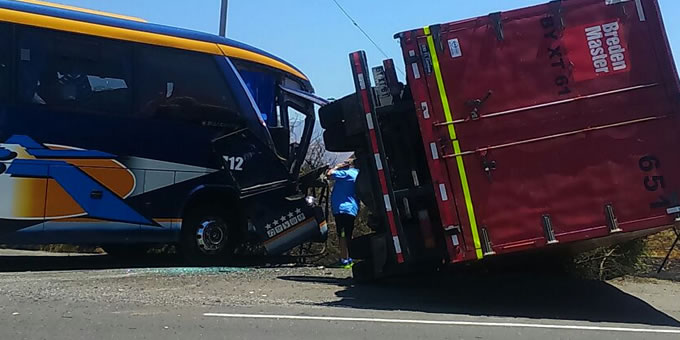 Auxiliar muere tras colisión entre bus y camión en cercanías de Til Til
