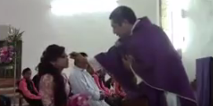 Sacerdote humilló y atacó a joven mexicana en plena misa por no confesarse
