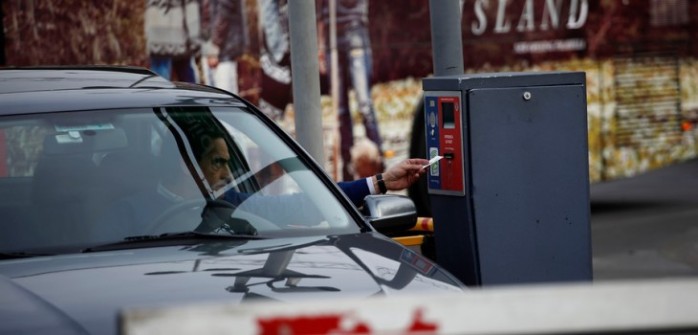 La insólita razón del Senado para rechazar dar estacionamientos gratis en malls y clínicas