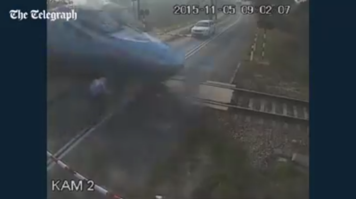 Cámara de seguridad grabó momento exacto cuando un tren arrolló a ciclista