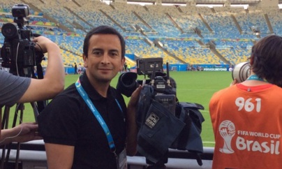 Periodista de TVN se dio tremendo costalazo al probar popular juguete navideño