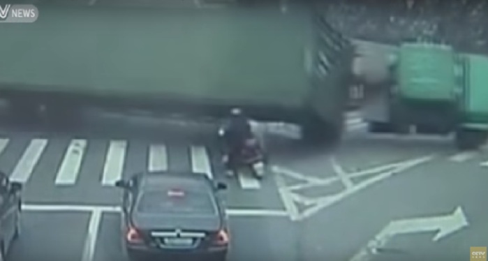 Video muestra cómo un motociclista se salvó de ser aplastado por un camión