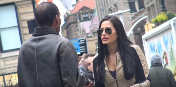 Guapa mujer fue invitada a salir por varios hombres: La rechazaron tras sacarse gafas