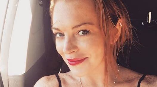 Lindsay Lohan sube foto en topless junto a extraño hombre y genera dudas en fans