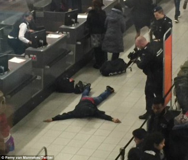 Policía vive tenso momento al arrestar a un sujeto por amenaza de bomba