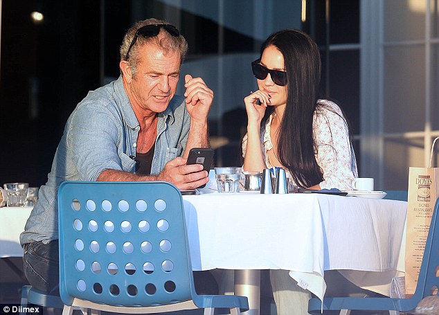 Mel Gibson oficializa su relación amorosa con una chica 35 años menor que él