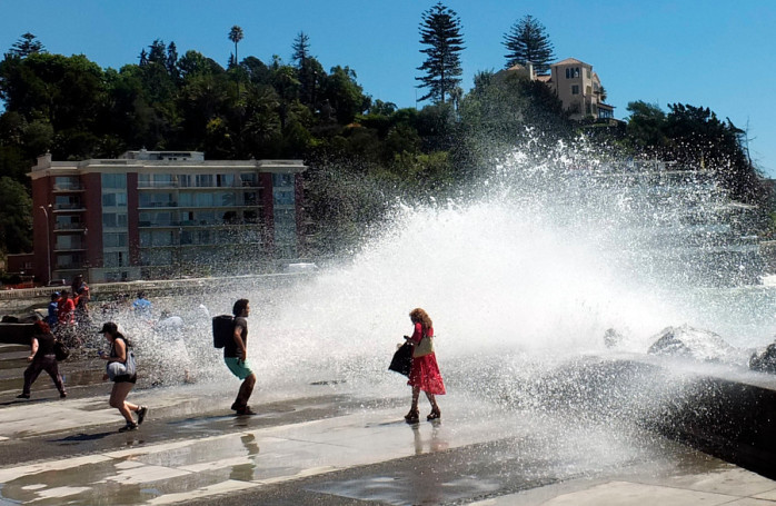 Marejadas: Armada pronostica olas de hasta 5 metros entre regiones de Arica y Los Lagos