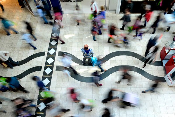 Empleados exigen que cierre Mall Plaza Oeste: no los dejan retirarse pese a corte de luz