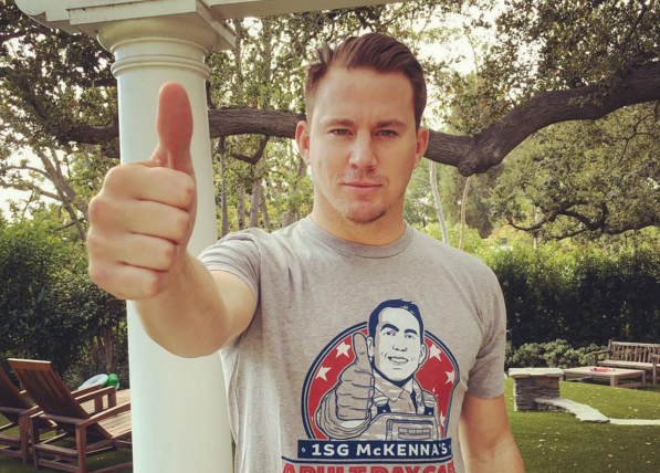 El guapo actor Channing Tatum sorprende convirtiéndose en Elsa de 