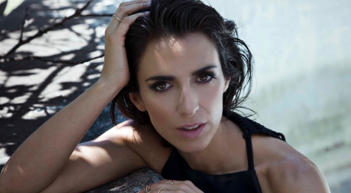 Paz Bascuñán protagoniza sexy sesión de fotos para revista Cosas en honor a “Sin Filtro”