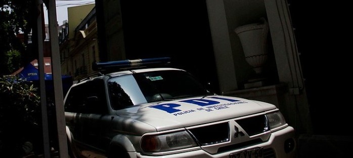 Detienen a mujer acusada de asesinar a su esposo de una puñalada en el corazón en Valdivia