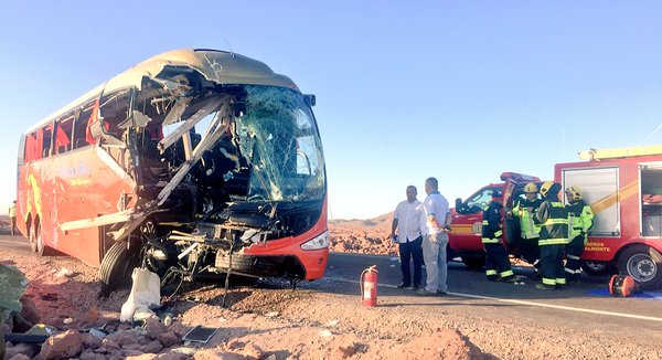 Al menos seis muertos deja colisión de bus y camión en Ruta 5 Norte