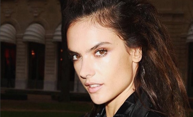 Alessandra Ambrosio se luce dominando el balón junto a Cristiano Ronaldo