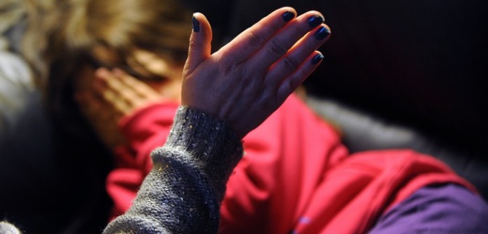 Niña de 4 años sufrió grave quemadura con plancha: niñera acusada está prófuga