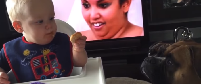 Mira la reacción de un pequeño niño 