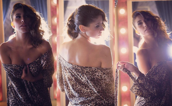 Camila Andrade se luce con elegante y sensual vestido en el Festival de Tierra Amarilla