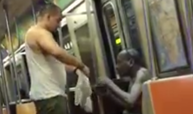 Hombre se saca su polera y la entrega a un indigente: Noble gesto se volvió viral