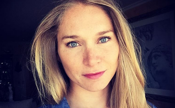 Actriz que interpreta a la 'gringa' en Papá a la Deriva comparte sexy foto en bikini