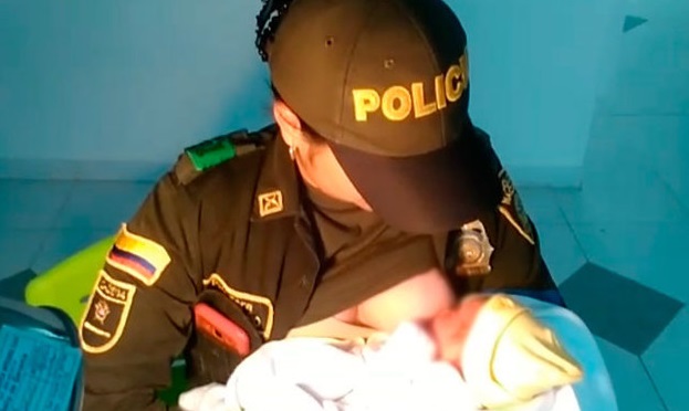 Policía colombiana amamantó a bebé abandonada para salvar su vida