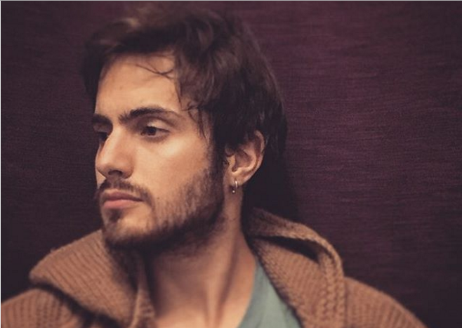 Actor que interpreta a Felipe en Papá a la deriva comparte foto del recuerdo con otro look