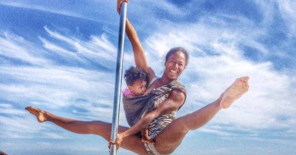 El increíble video de mamá que amamanta mientras se equilibra en el caño