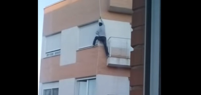 Hombre cae de un edificio al intentar ingresar por la ventana luego de olvidar sus llaves