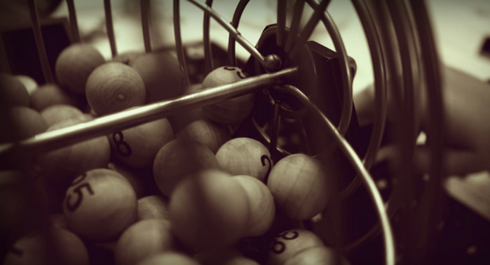 Mujer fue a cobrar millonario premio con irreconocible boleto: Así le fue