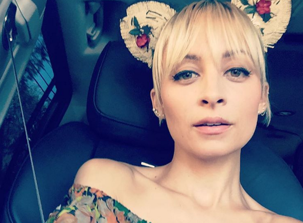 Deprimido rostro de Nicole Richie en evento de moda se roba las miradas